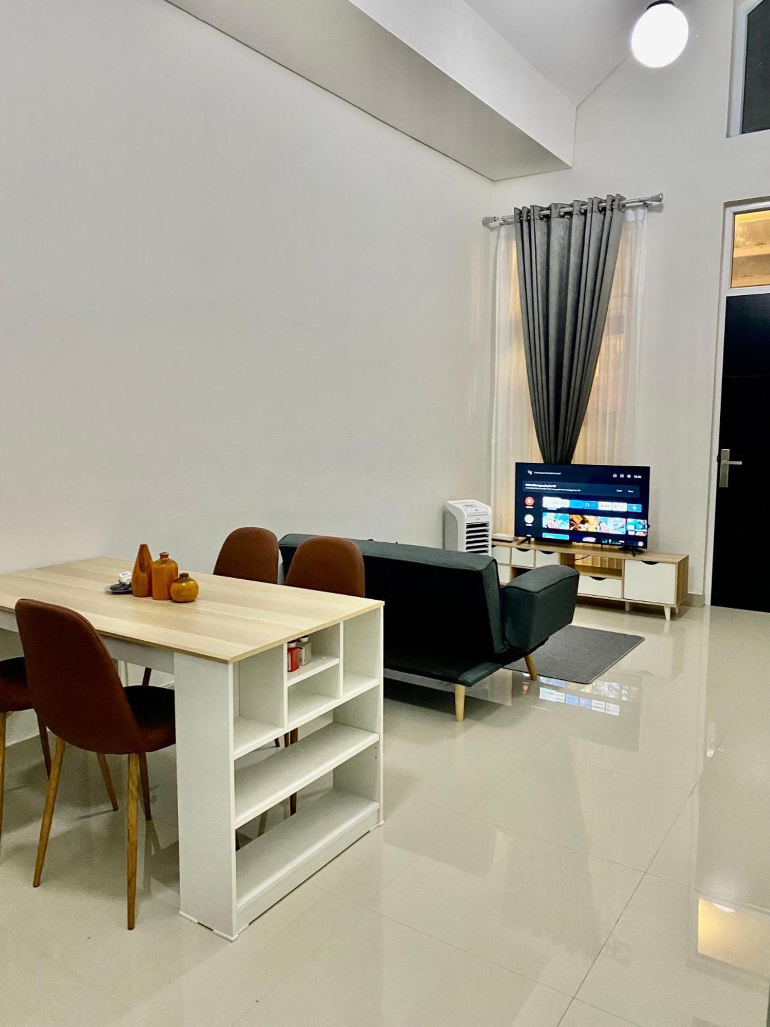 Villa Ku Villa Mu Semarang Exteriör bild